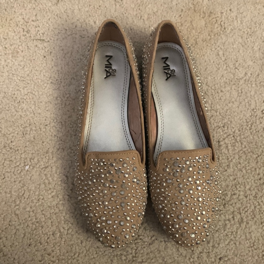 Mia Girl size 9 beige flats with silver studs